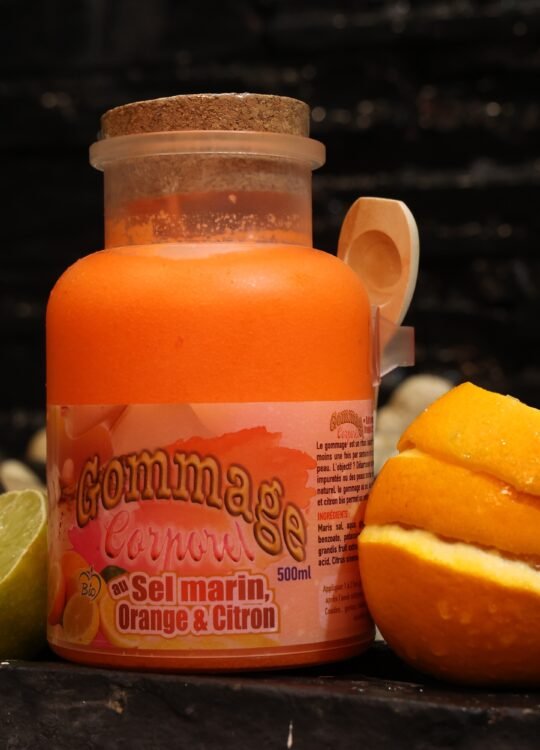 LE GOMMAGE CORPOREL AU SEL MARIN , ORANGE et CITRON.