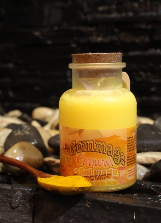 LE GOMMAGE CORPOREL AU SEL MARIN CURCURMA ET ARGILE JAUNE.