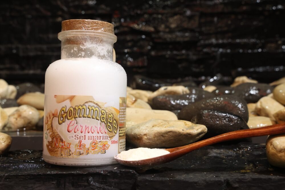 LE GOMMAGE CORPOREL AU SEL MARIN NOIX DE COCO ET LAIT DE CHÈVRE.