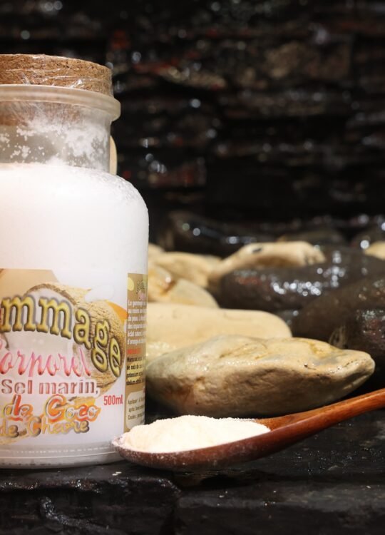 LE GOMMAGE CORPOREL AU SEL MARIN NOIX DE COCO ET LAIT DE CHÈVRE.
