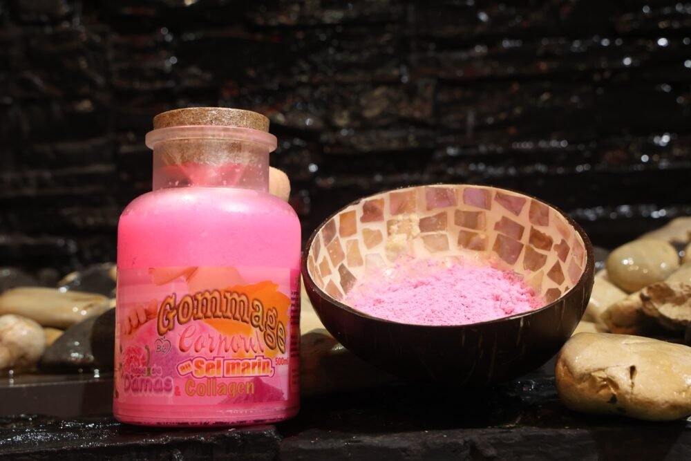 LE GOMMAGE CORPOREL AU SEL MARIN ROSE DE DAMAS ET COLLAGÈNE.