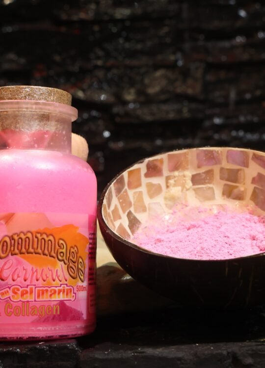 LE GOMMAGE CORPOREL AU SEL MARIN ROSE DE DAMAS ET COLLAGÈNE.