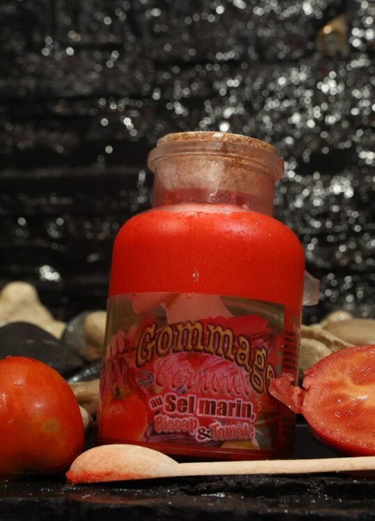 LE GOMMAGE CORPOREL AU SEL MARIN BISSAP ET TOMATE.