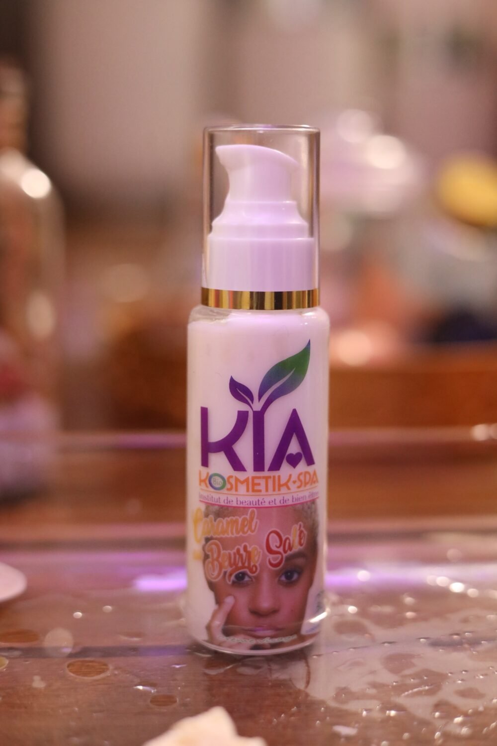LA CRÈME VISAGE CARAMEL  BEURRE SALÉ, AU BEURRE DE CACAO À LA TEXTURE RICHE ET ONCTUEUSE.