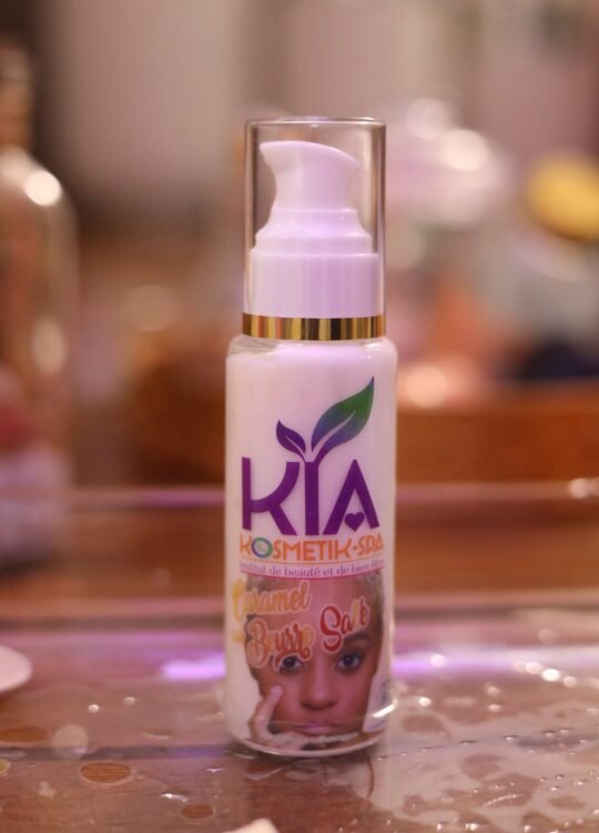 LA CRÈME VISAGE CARAMEL  BEURRE SALÉ, AU BEURRE DE CACAO À LA TEXTURE RICHE ET ONCTUEUSE.