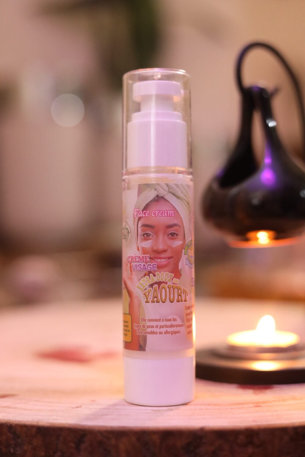 CRÈME VISAGE EXTRA-DOUX AU YAOURT. 
ECLAIRCISSANTE ET TRAITANTE.