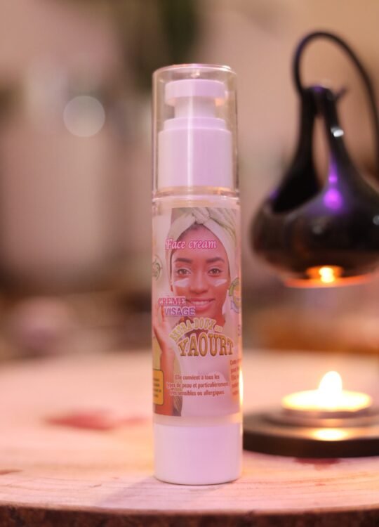 CRÈME VISAGE EXTRA-DOUX AU YAOURT. 
ECLAIRCISSANTE ET TRAITANTE.